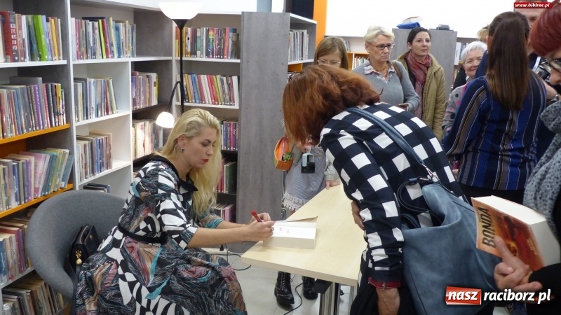 Zdjęcie w galerii na portalu naszraciborz.pl: Mym celem jest Państwa zaskakiwać. Katarzyna Bonda w raciborskiej bibliotece FOTO i VIDEO wiadomości z regionu