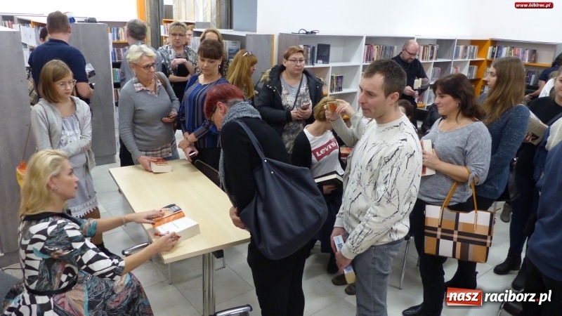 Zdjęcie w galerii na portalu naszraciborz.pl: Mym celem jest Państwa zaskakiwać. Katarzyna Bonda w raciborskiej bibliotece FOTO i VIDEO wiadomości z regionu