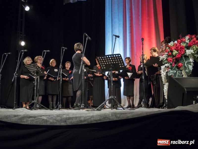 Zdjęcie w galerii na portalu naszraciborz.pl: Vivo i Atlantyda zaśpiewały dla Niepodległej wiadomości z regionu