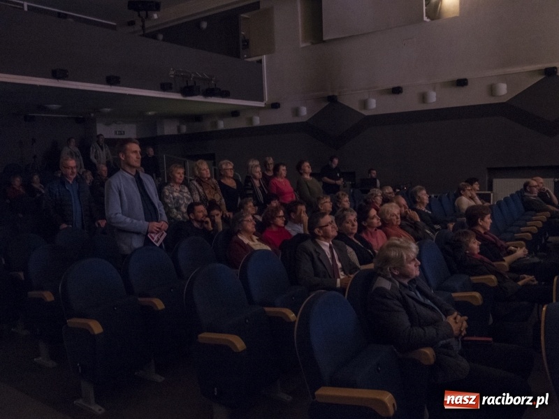 Zdjęcie w galerii na portalu naszraciborz.pl: Vivo i Atlantyda zaśpiewały dla Niepodległej wiadomości z regionu