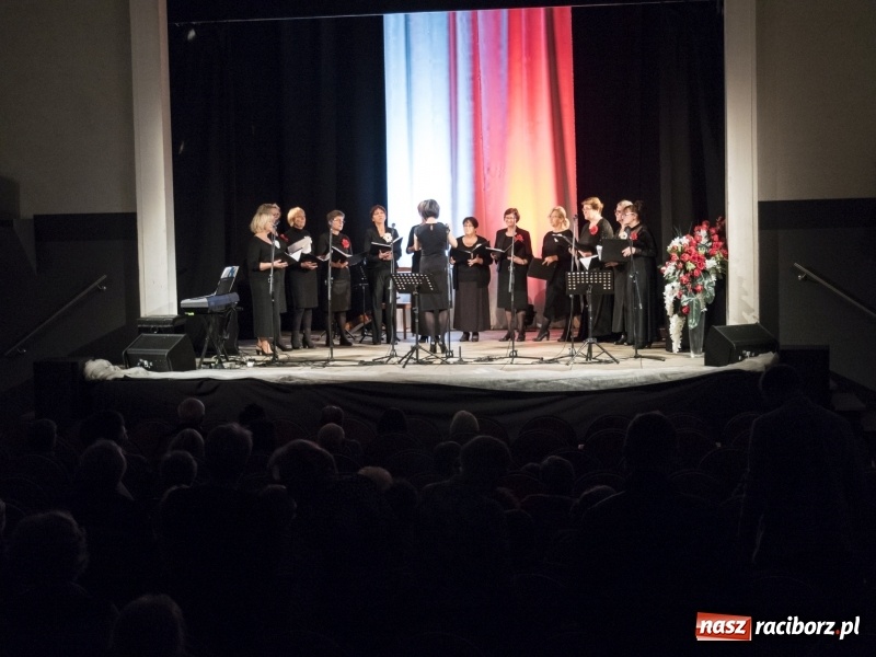 Zdjęcie w galerii na portalu naszraciborz.pl: Vivo i Atlantyda zaśpiewały dla Niepodległej wiadomości z regionu