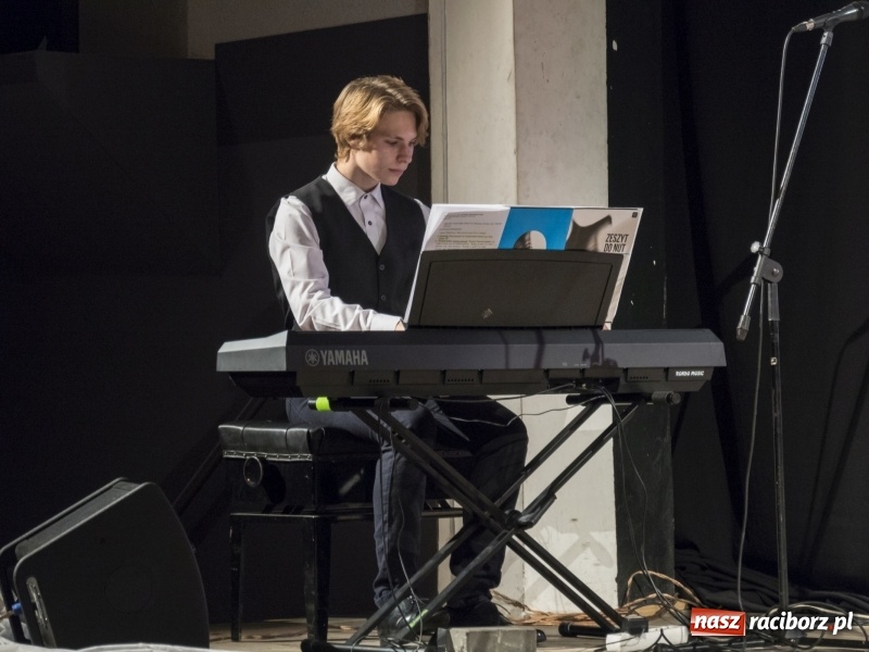 Zdjęcie w galerii na portalu naszraciborz.pl: Vivo i Atlantyda zaśpiewały dla Niepodległej wiadomości z regionu