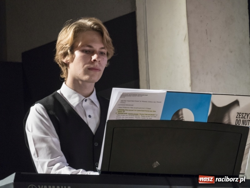 Zdjęcie w galerii na portalu naszraciborz.pl: Vivo i Atlantyda zaśpiewały dla Niepodległej wiadomości z regionu