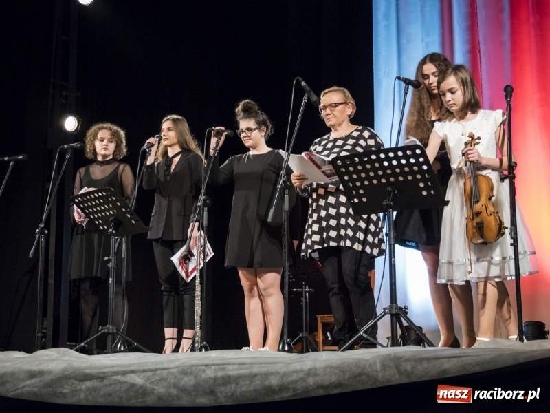 Zdjęcie w galerii na portalu naszraciborz.pl: Vivo i Atlantyda zaśpiewały dla Niepodległej wiadomości z regionu