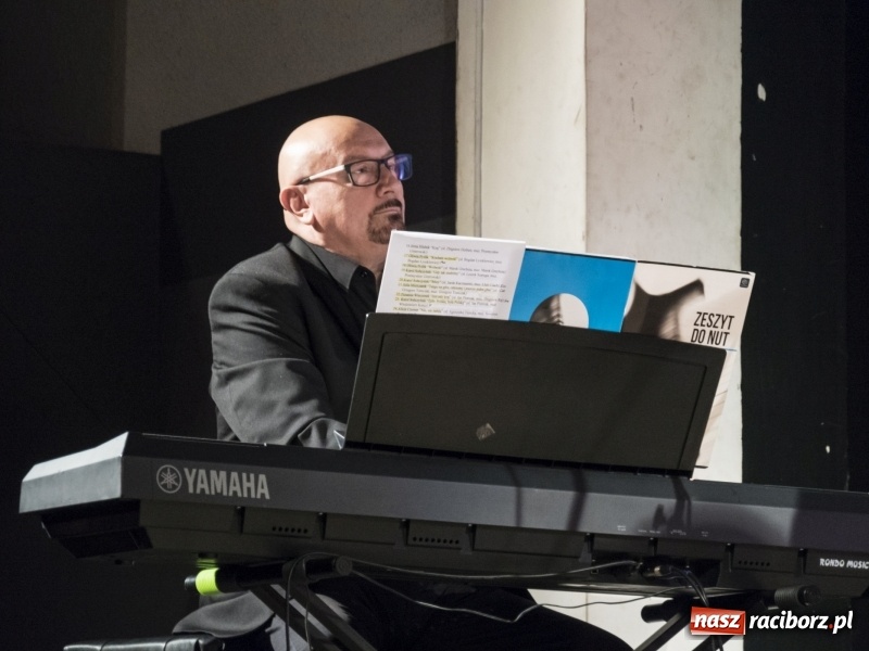 Zdjęcie w galerii na portalu naszraciborz.pl: Vivo i Atlantyda zaśpiewały dla Niepodległej wiadomości z regionu