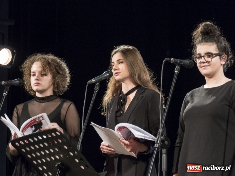 Zdjęcie w galerii na portalu naszraciborz.pl: Vivo i Atlantyda zaśpiewały dla Niepodległej wiadomości z regionu