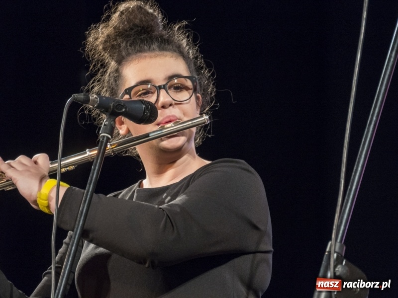 Zdjęcie w galerii na portalu naszraciborz.pl: Vivo i Atlantyda zaśpiewały dla Niepodległej wiadomości z regionu