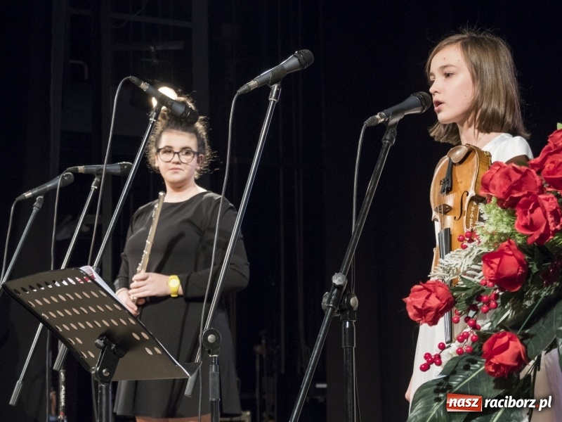 Zdjęcie w galerii na portalu naszraciborz.pl: Vivo i Atlantyda zaśpiewały dla Niepodległej wiadomości z regionu