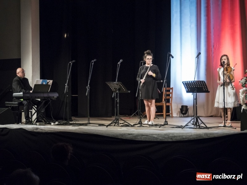 Zdjęcie w galerii na portalu naszraciborz.pl: Vivo i Atlantyda zaśpiewały dla Niepodległej wiadomości z regionu