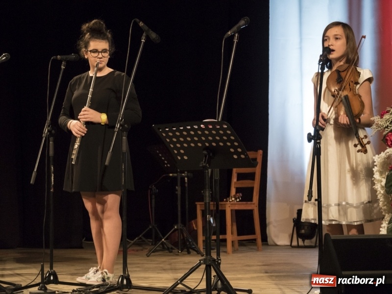 Zdjęcie w galerii na portalu naszraciborz.pl: Vivo i Atlantyda zaśpiewały dla Niepodległej wiadomości z regionu