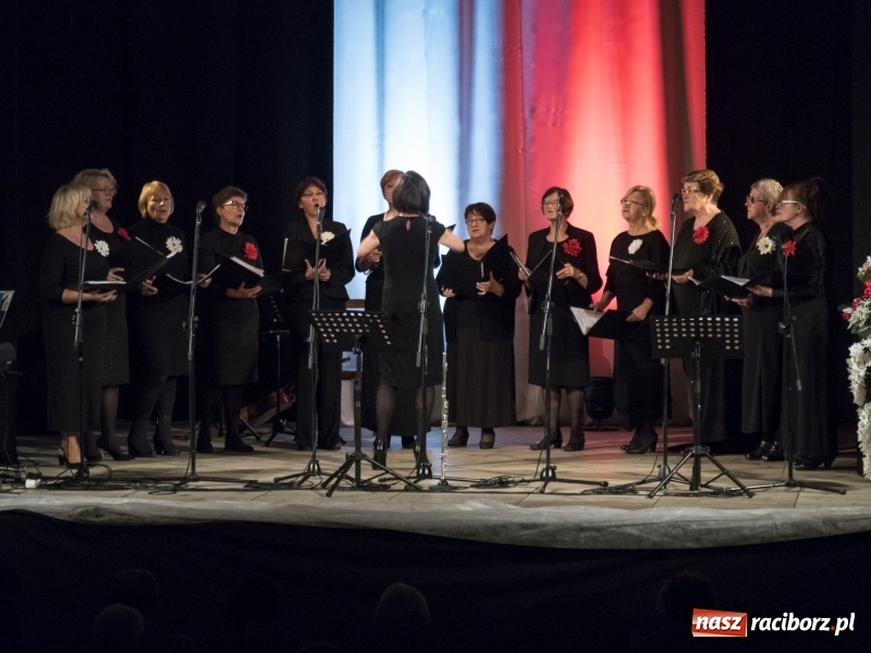 Zdjęcie w galerii na portalu naszraciborz.pl: Vivo i Atlantyda zaśpiewały dla Niepodległej wiadomości z regionu