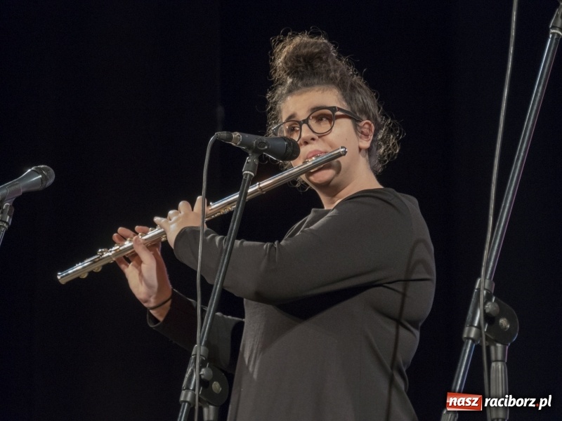 Zdjęcie w galerii na portalu naszraciborz.pl: Vivo i Atlantyda zaśpiewały dla Niepodległej wiadomości z regionu