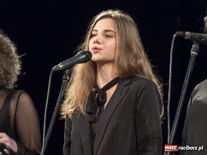 Zdjęcie w galerii na portalu naszraciborz.pl: Vivo i Atlantyda zaśpiewały dla Niepodległej wiadomości z regionu