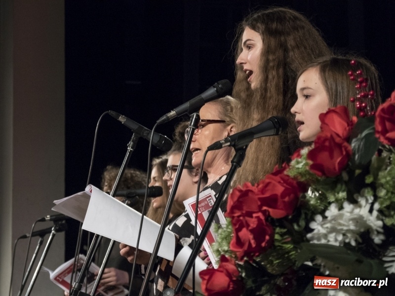 Zdjęcie w galerii na portalu naszraciborz.pl: Vivo i Atlantyda zaśpiewały dla Niepodległej wiadomości z regionu