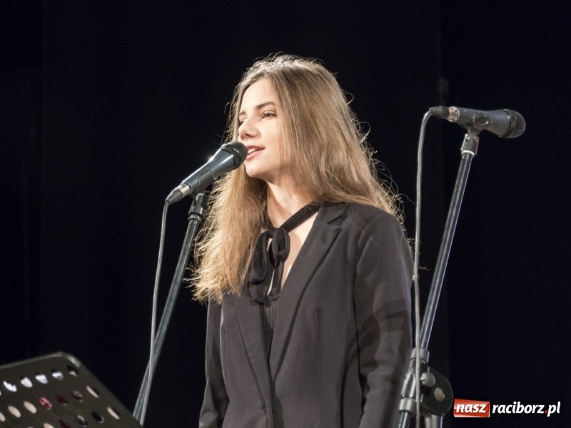 Zdjęcie w galerii na portalu naszraciborz.pl: Vivo i Atlantyda zaśpiewały dla Niepodległej wiadomości z regionu