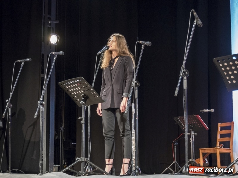 Zdjęcie w galerii na portalu naszraciborz.pl: Vivo i Atlantyda zaśpiewały dla Niepodległej wiadomości z regionu