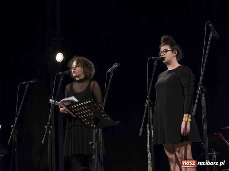 Zdjęcie w galerii na portalu naszraciborz.pl: Vivo i Atlantyda zaśpiewały dla Niepodległej wiadomości z regionu