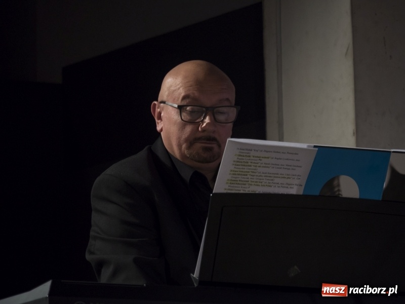 Zdjęcie w galerii na portalu naszraciborz.pl: Vivo i Atlantyda zaśpiewały dla Niepodległej wiadomości z regionu