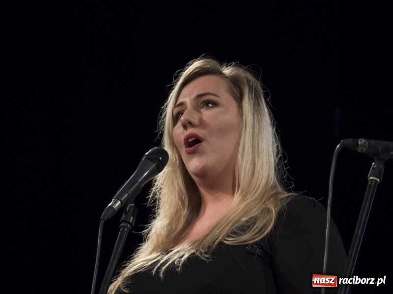 Zdjęcie w galerii na portalu naszraciborz.pl: Vivo i Atlantyda zaśpiewały dla Niepodległej wiadomości z regionu
