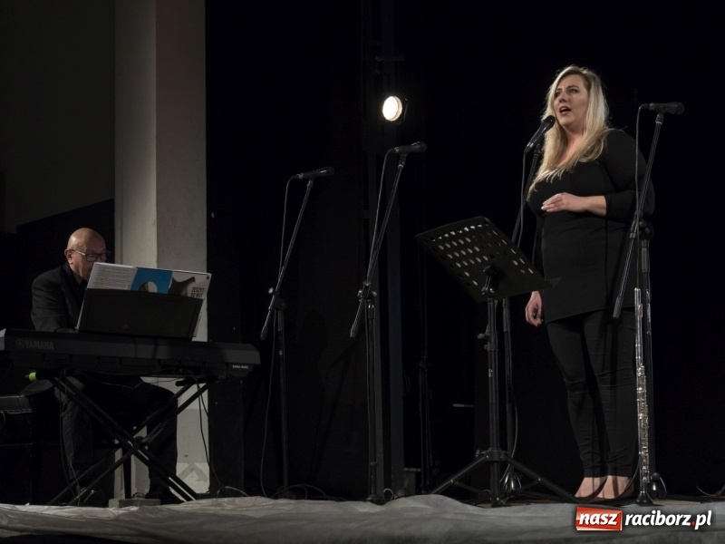 Zdjęcie w galerii na portalu naszraciborz.pl: Vivo i Atlantyda zaśpiewały dla Niepodległej wiadomości z regionu