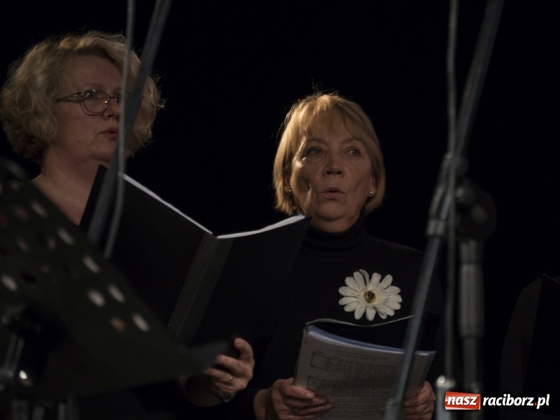 Zdjęcie w galerii na portalu naszraciborz.pl: Vivo i Atlantyda zaśpiewały dla Niepodległej wiadomości z regionu