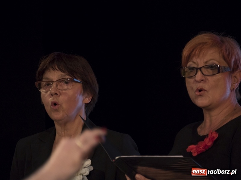 Zdjęcie w galerii na portalu naszraciborz.pl: Vivo i Atlantyda zaśpiewały dla Niepodległej wiadomości z regionu