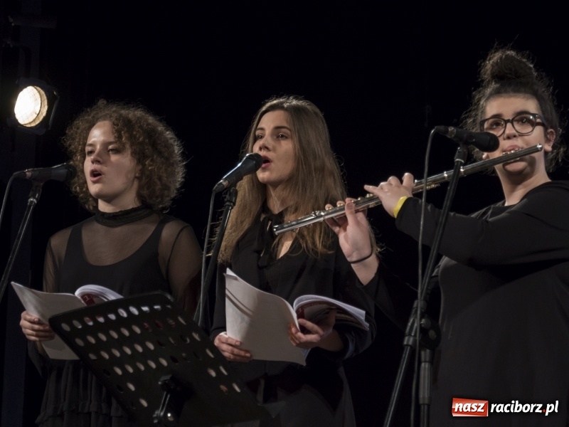 Zdjęcie w galerii na portalu naszraciborz.pl: Vivo i Atlantyda zaśpiewały dla Niepodległej wiadomości z regionu