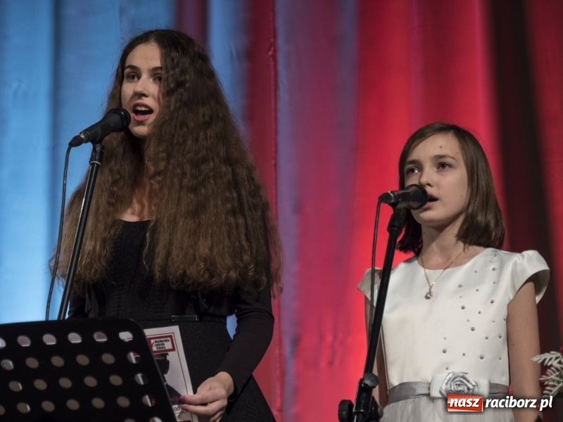 Zdjęcie w galerii na portalu naszraciborz.pl: Vivo i Atlantyda zaśpiewały dla Niepodległej wiadomości z regionu