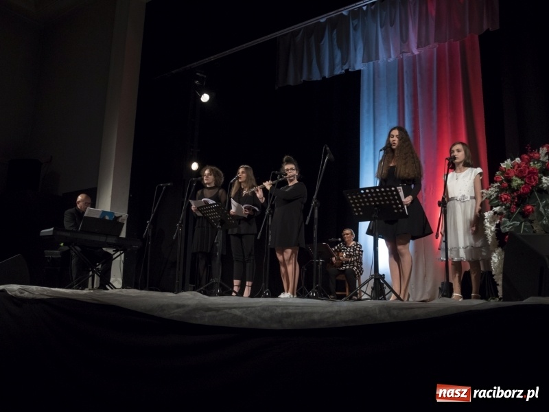 Zdjęcie w galerii na portalu naszraciborz.pl: Vivo i Atlantyda zaśpiewały dla Niepodległej wiadomości z regionu