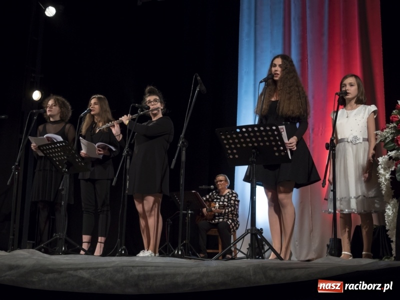 Zdjęcie w galerii na portalu naszraciborz.pl: Vivo i Atlantyda zaśpiewały dla Niepodległej wiadomości z regionu