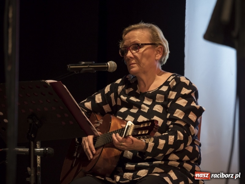 Zdjęcie w galerii na portalu naszraciborz.pl: Vivo i Atlantyda zaśpiewały dla Niepodległej wiadomości z regionu