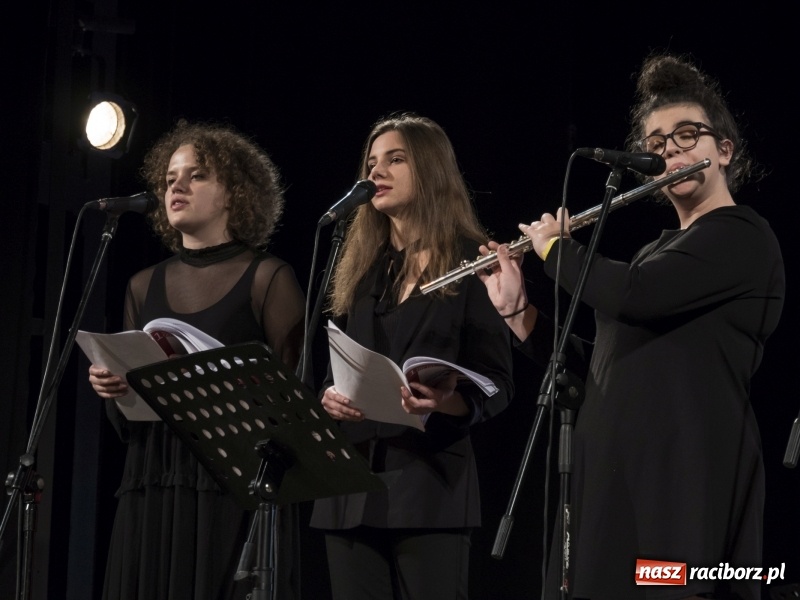 Zdjęcie w galerii na portalu naszraciborz.pl: Vivo i Atlantyda zaśpiewały dla Niepodległej wiadomości z regionu