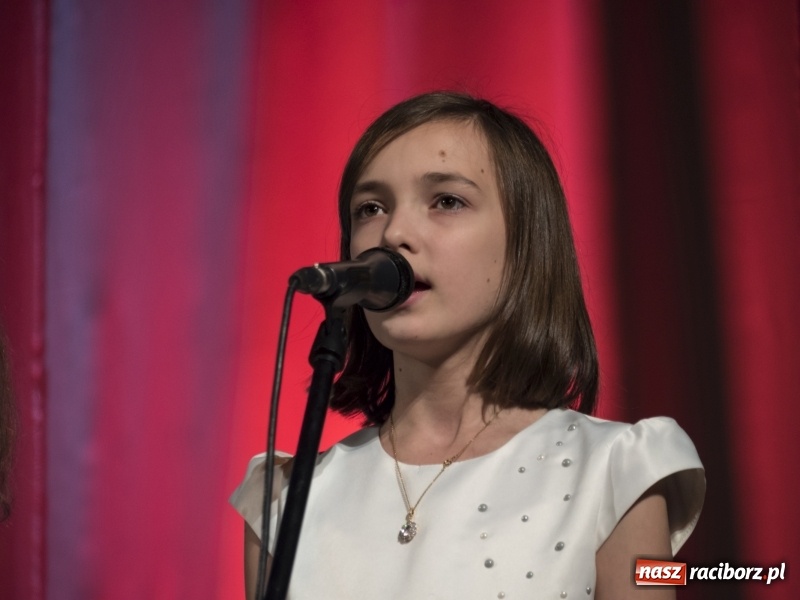 Zdjęcie w galerii na portalu naszraciborz.pl: Vivo i Atlantyda zaśpiewały dla Niepodległej wiadomości z regionu