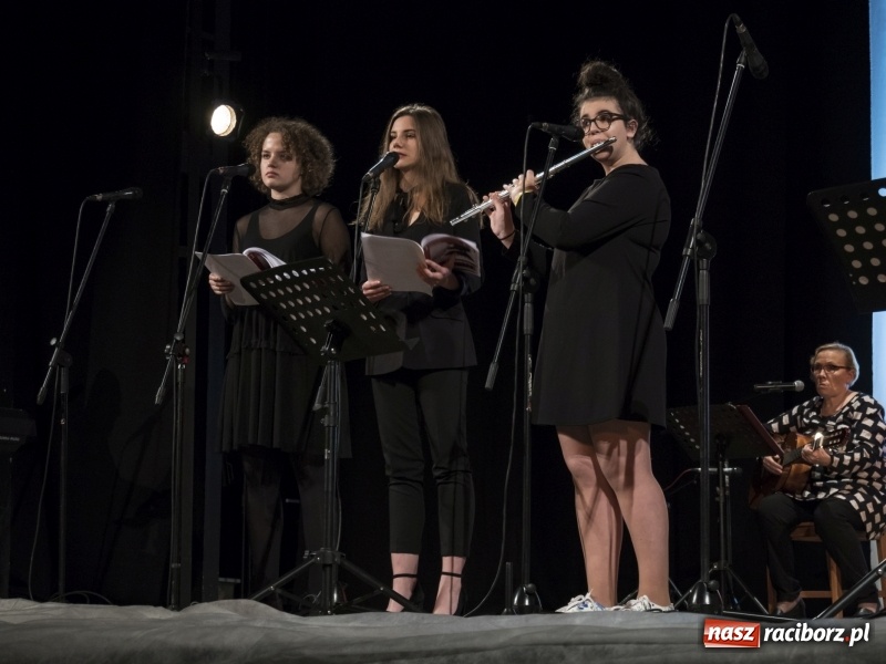 Zdjęcie w galerii na portalu naszraciborz.pl: Vivo i Atlantyda zaśpiewały dla Niepodległej wiadomości z regionu