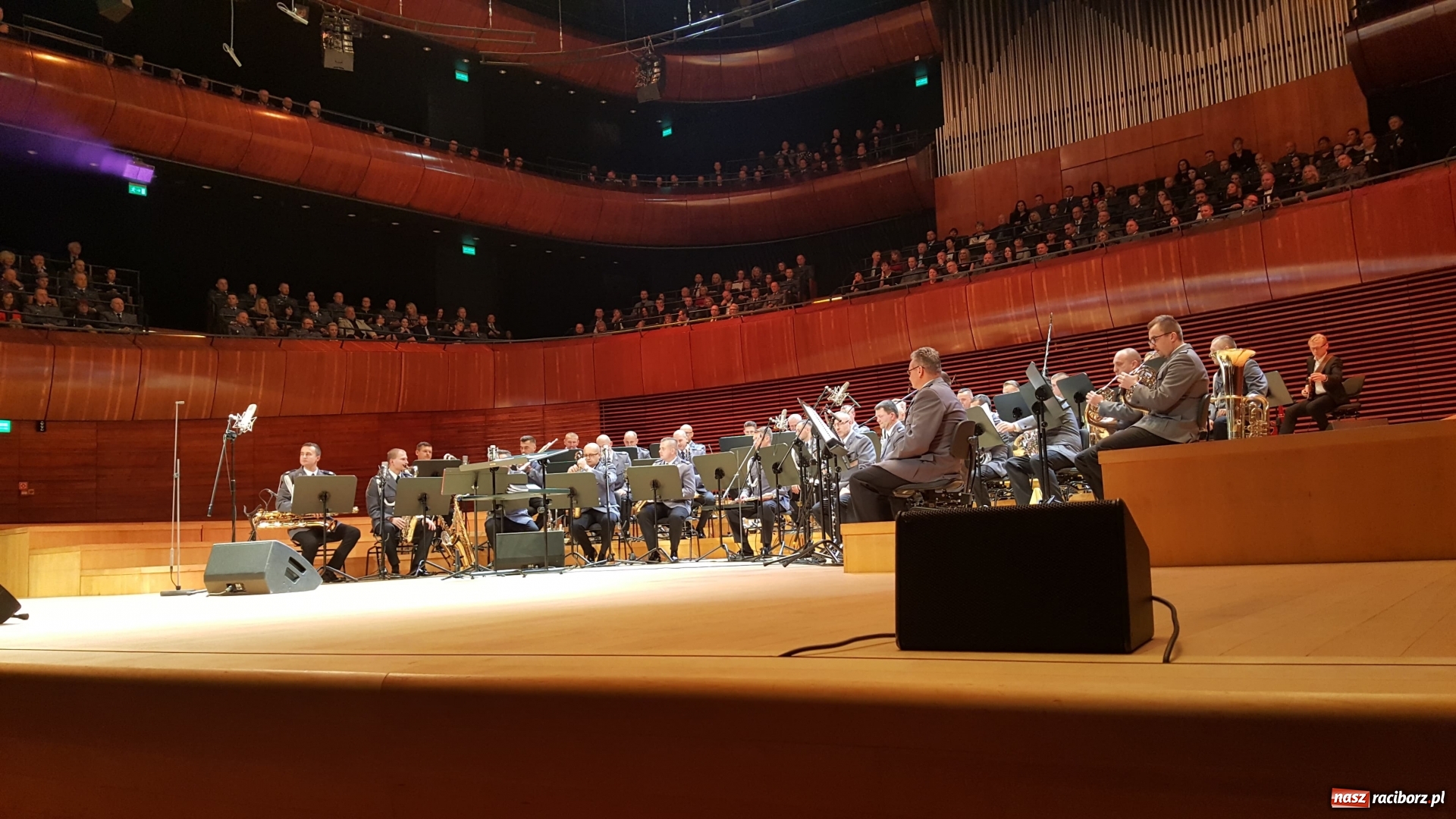 Zdjęcie w galerii na portalu naszraciborz.pl: 45 lat pod batutą. Jubileuszowy koncert orkiestry śląskiej policji z raciborskim Mirażem  wiadomości z regionu