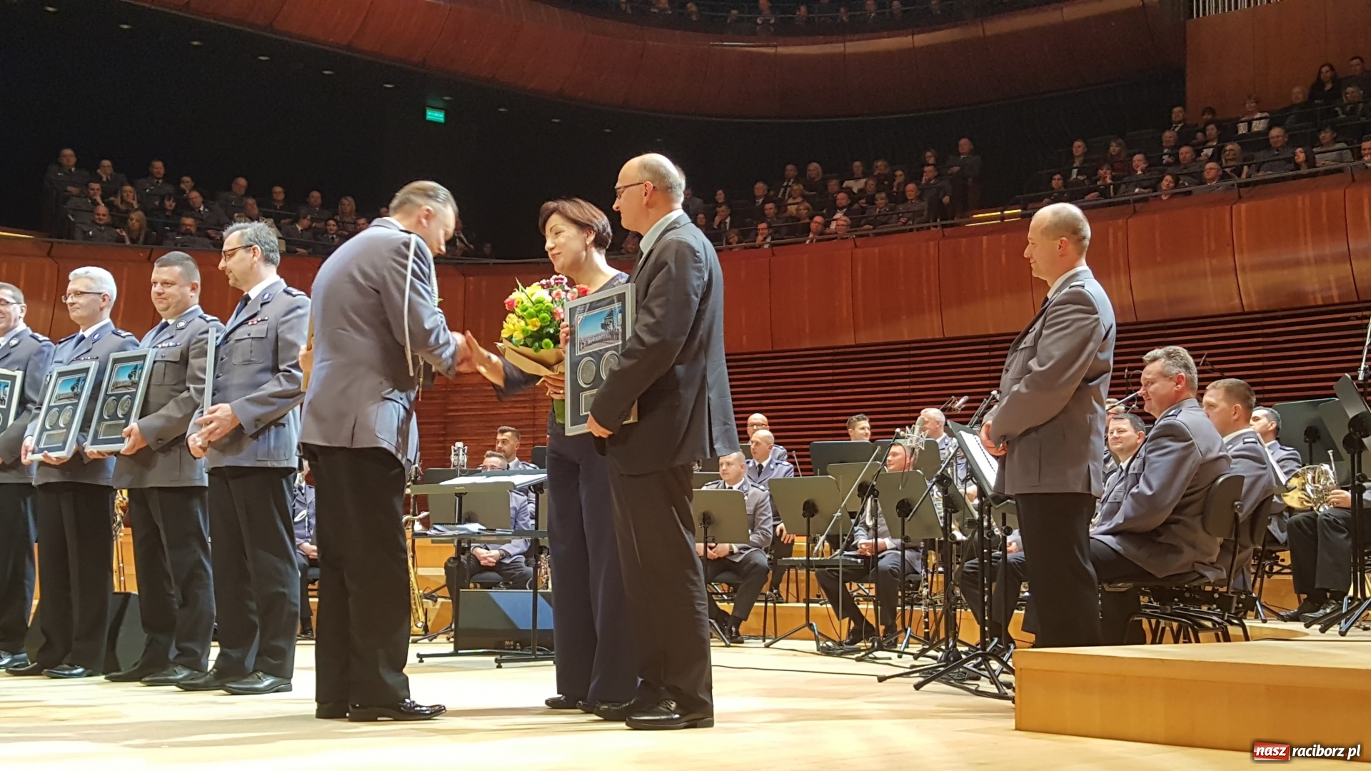 Zdjęcie w galerii na portalu naszraciborz.pl: 45 lat pod batutą. Jubileuszowy koncert orkiestry śląskiej policji z raciborskim Mirażem  wiadomości z regionu
