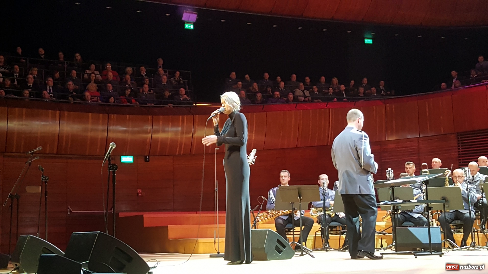 Zdjęcie w galerii na portalu naszraciborz.pl: 45 lat pod batutą. Jubileuszowy koncert orkiestry śląskiej policji z raciborskim Mirażem  wiadomości z regionu