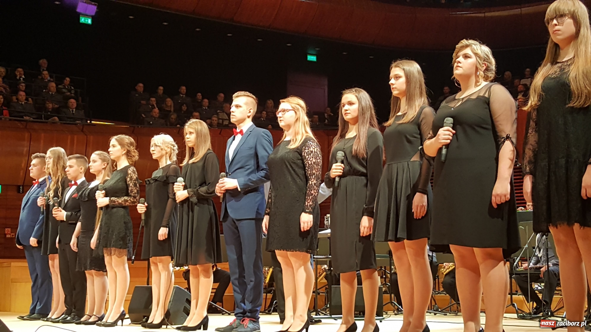 Zdjęcie w galerii na portalu naszraciborz.pl: 45 lat pod batutą. Jubileuszowy koncert orkiestry śląskiej policji z raciborskim Mirażem  wiadomości z regionu