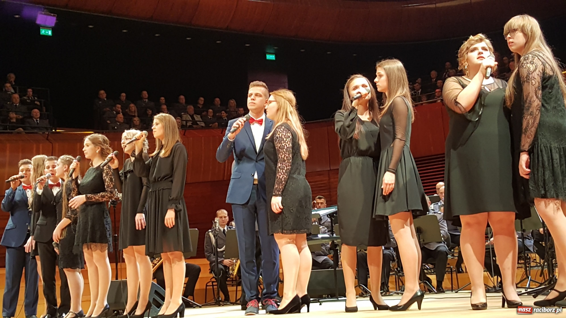 Zdjęcie w galerii na portalu naszraciborz.pl: 45 lat pod batutą. Jubileuszowy koncert orkiestry śląskiej policji z raciborskim Mirażem  wiadomości z regionu