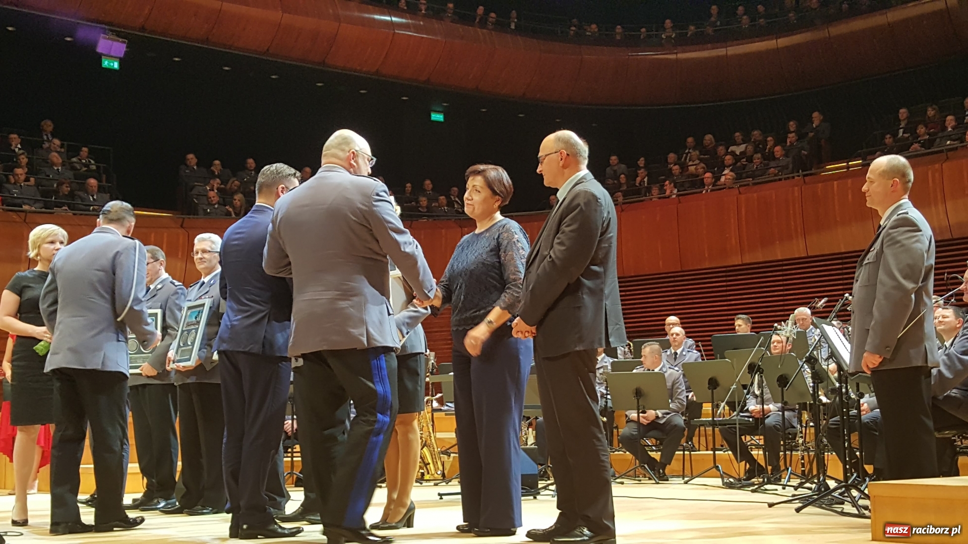 Zdjęcie w galerii na portalu naszraciborz.pl: 45 lat pod batutą. Jubileuszowy koncert orkiestry śląskiej policji z raciborskim Mirażem  wiadomości z regionu