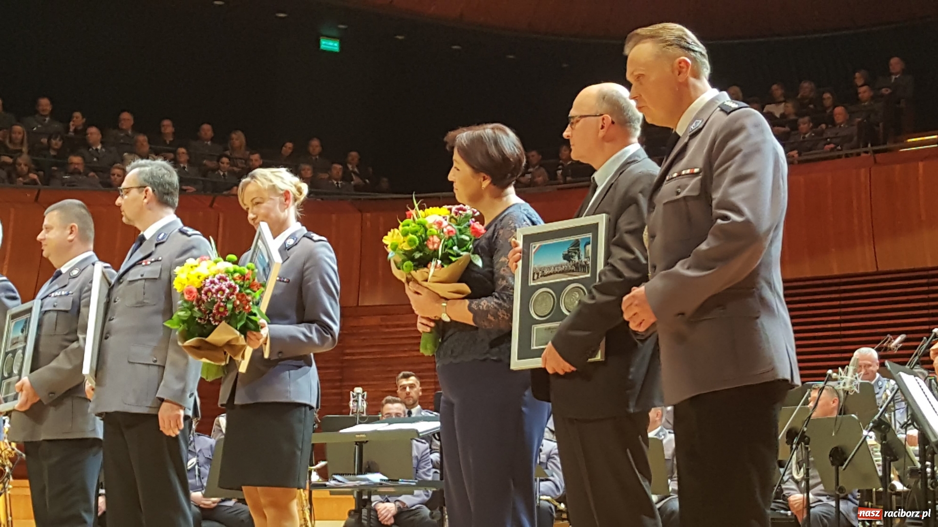 Zdjęcie w galerii na portalu naszraciborz.pl: 45 lat pod batutą. Jubileuszowy koncert orkiestry śląskiej policji z raciborskim Mirażem  wiadomości z regionu