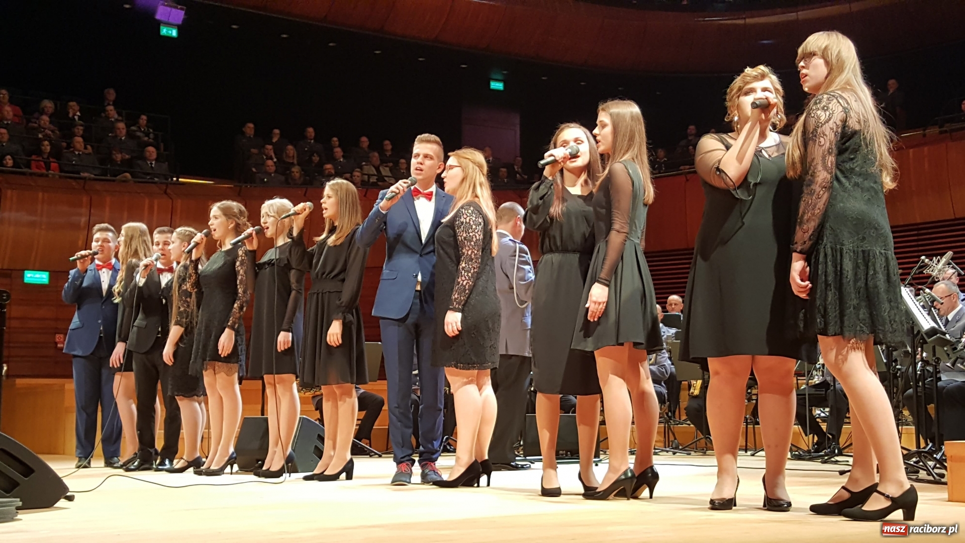 Zdjęcie w galerii na portalu naszraciborz.pl: 45 lat pod batutą. Jubileuszowy koncert orkiestry śląskiej policji z raciborskim Mirażem  wiadomości z regionu