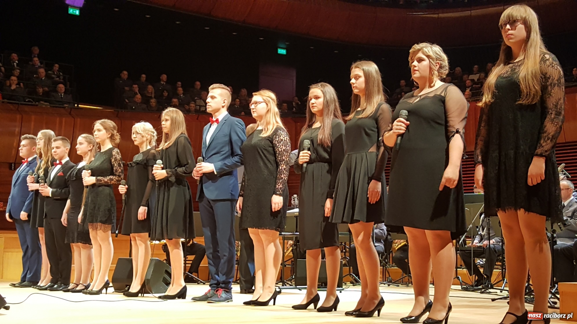 Zdjęcie w galerii na portalu naszraciborz.pl: 45 lat pod batutą. Jubileuszowy koncert orkiestry śląskiej policji z raciborskim Mirażem  wiadomości z regionu