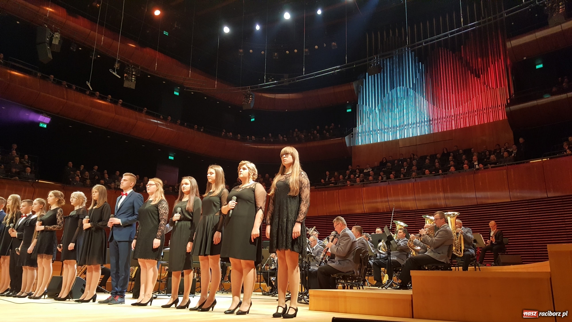 Zdjęcie w galerii na portalu naszraciborz.pl: 45 lat pod batutą. Jubileuszowy koncert orkiestry śląskiej policji z raciborskim Mirażem  wiadomości z regionu