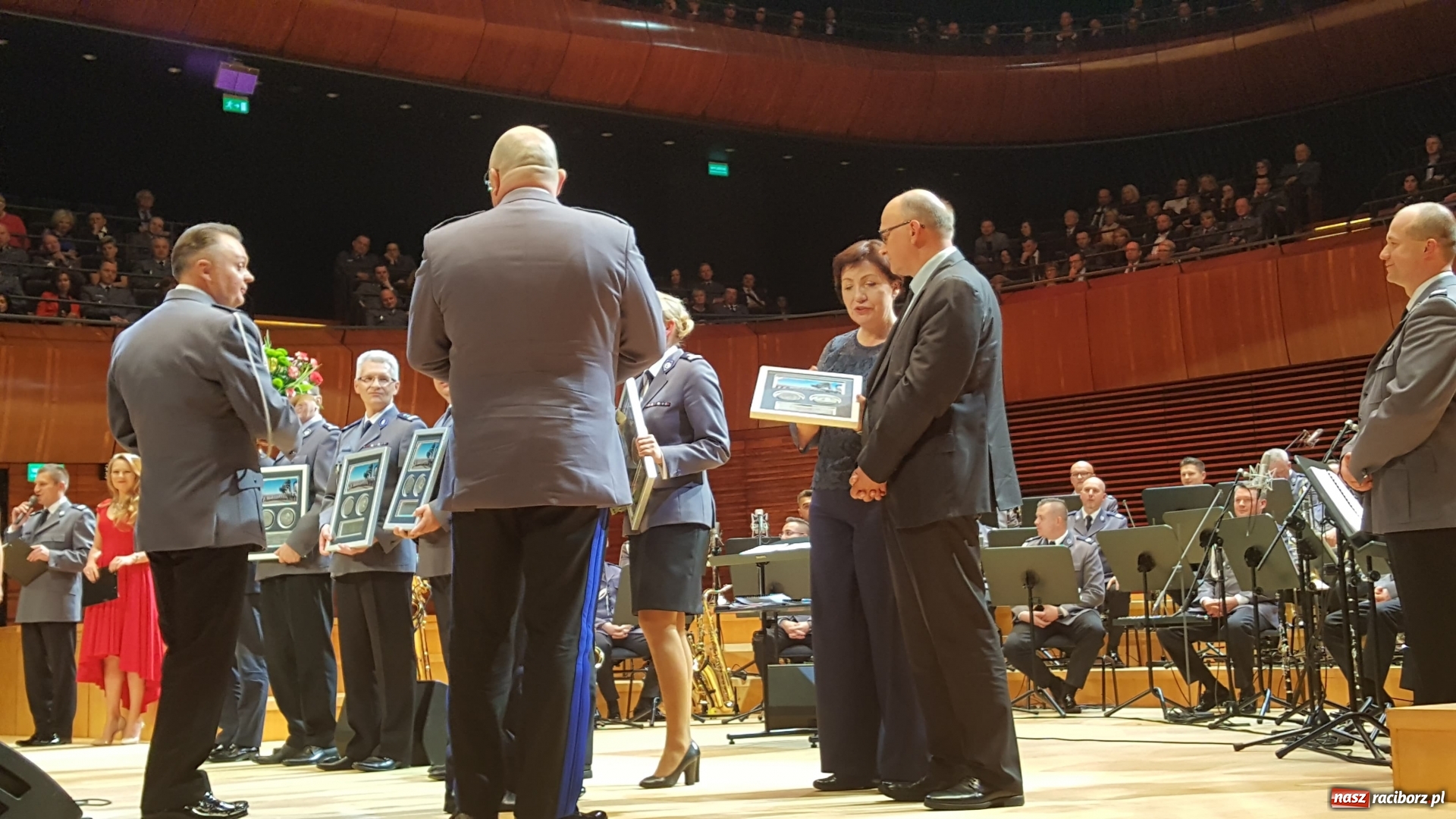 Zdjęcie w galerii na portalu naszraciborz.pl: 45 lat pod batutą. Jubileuszowy koncert orkiestry śląskiej policji z raciborskim Mirażem  wiadomości z regionu