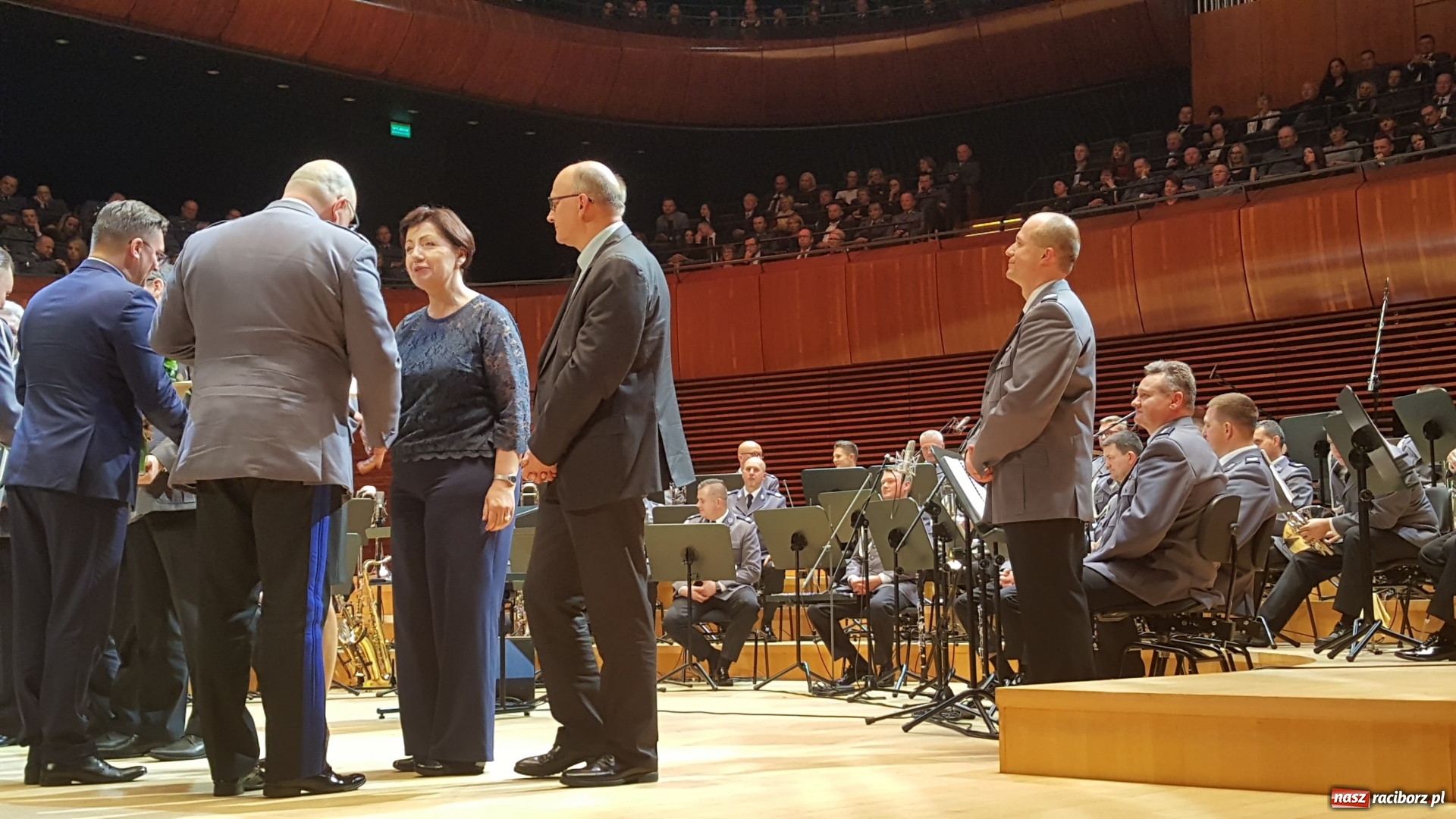 Zdjęcie w galerii na portalu naszraciborz.pl: 45 lat pod batutą. Jubileuszowy koncert orkiestry śląskiej policji z raciborskim Mirażem  wiadomości z regionu