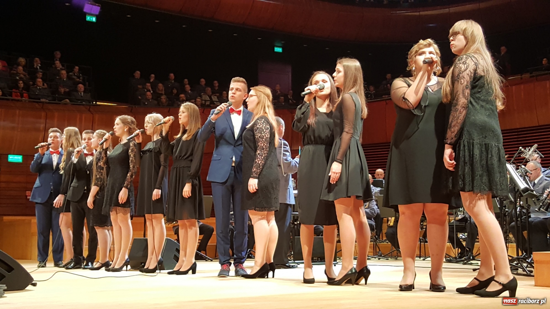 Zdjęcie w galerii na portalu naszraciborz.pl: 45 lat pod batutą. Jubileuszowy koncert orkiestry śląskiej policji z raciborskim Mirażem  wiadomości z regionu