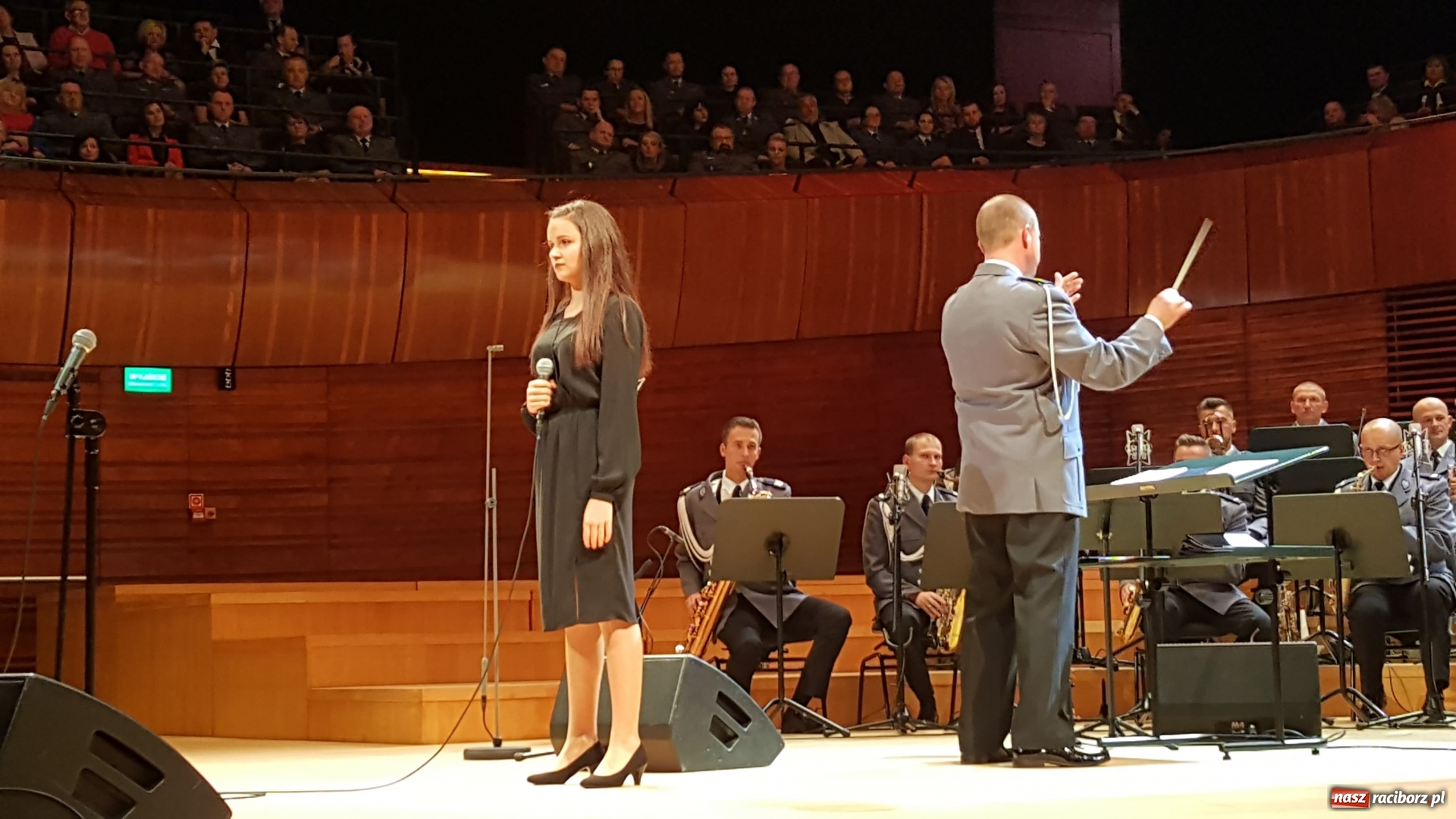 Zdjęcie w galerii na portalu naszraciborz.pl: 45 lat pod batutą. Jubileuszowy koncert orkiestry śląskiej policji z raciborskim Mirażem  wiadomości z regionu