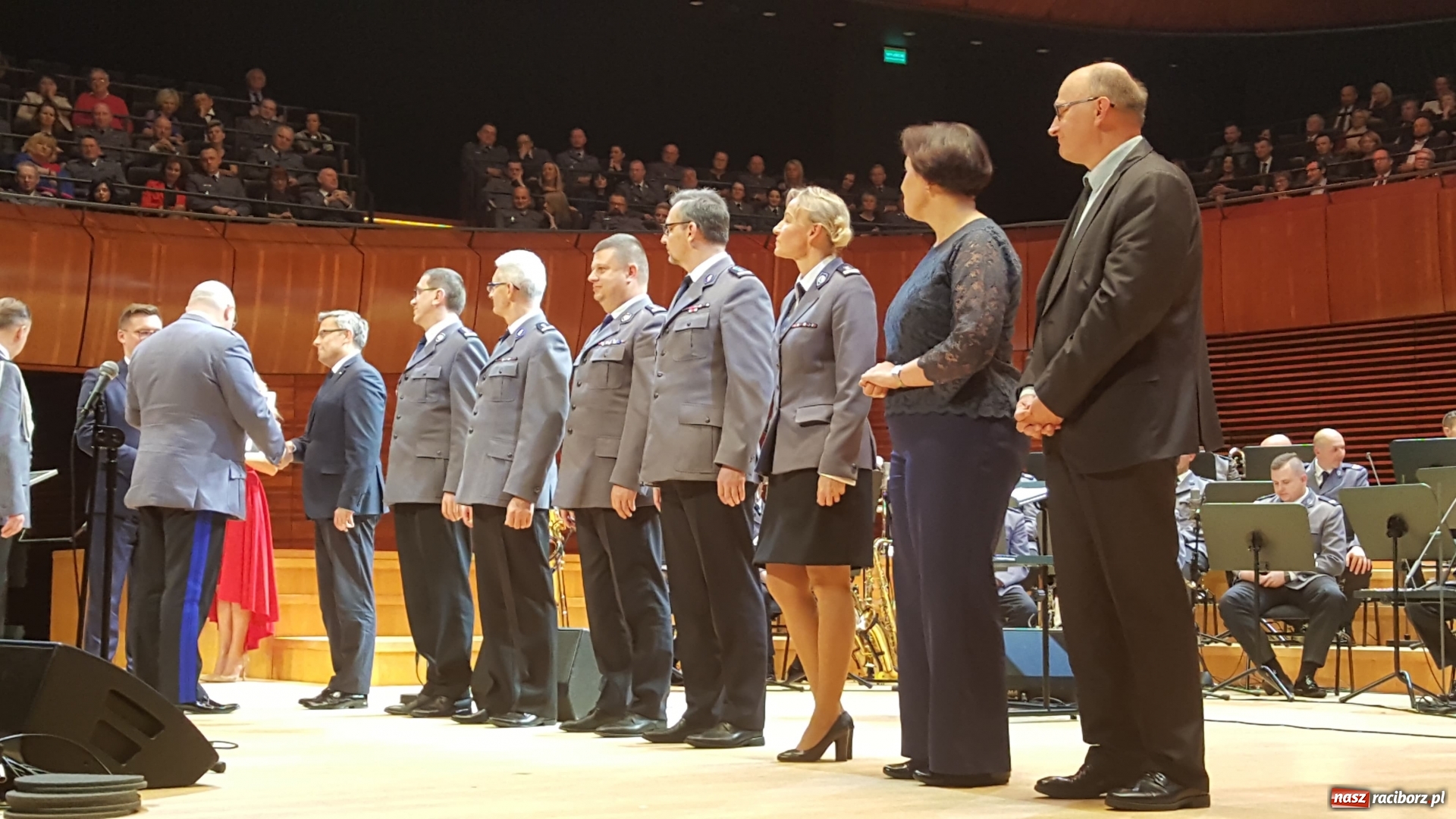 Zdjęcie w galerii na portalu naszraciborz.pl: 45 lat pod batutą. Jubileuszowy koncert orkiestry śląskiej policji z raciborskim Mirażem  wiadomości z regionu