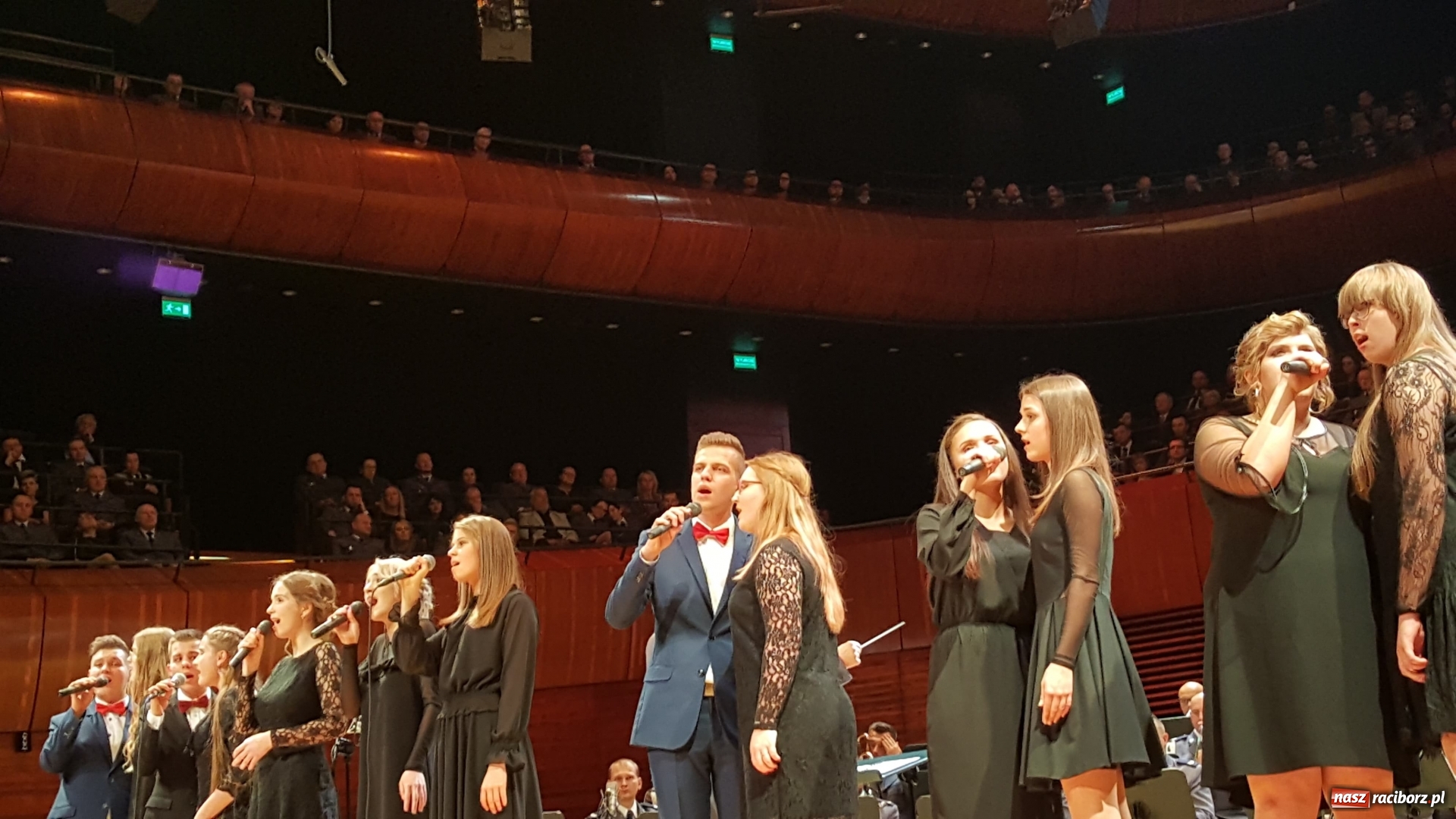 Zdjęcie w galerii na portalu naszraciborz.pl: 45 lat pod batutą. Jubileuszowy koncert orkiestry śląskiej policji z raciborskim Mirażem  wiadomości z regionu